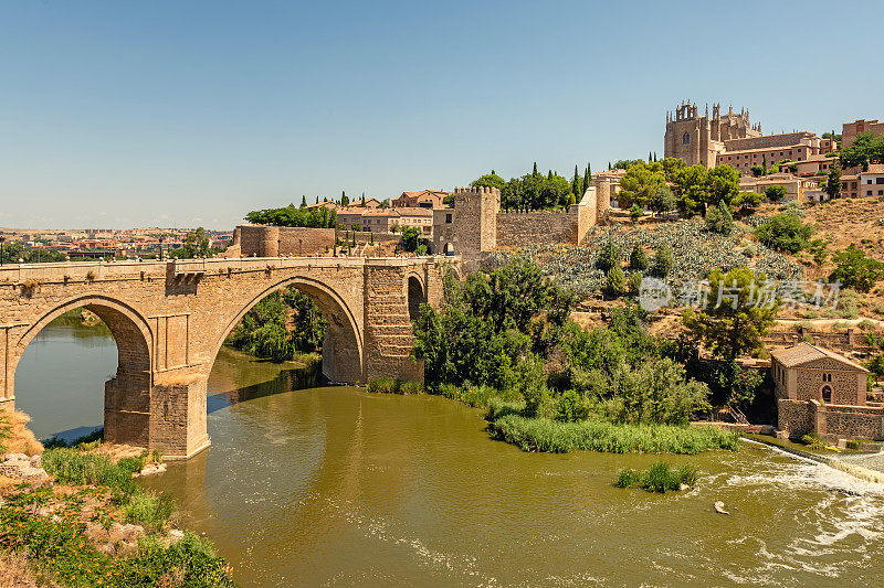 托莱多,西班牙。阿尔卡扎尔和阿尔坎塔拉桥(Puente de Alcantara)是托莱多的一座拱桥，横跨塔古斯河。